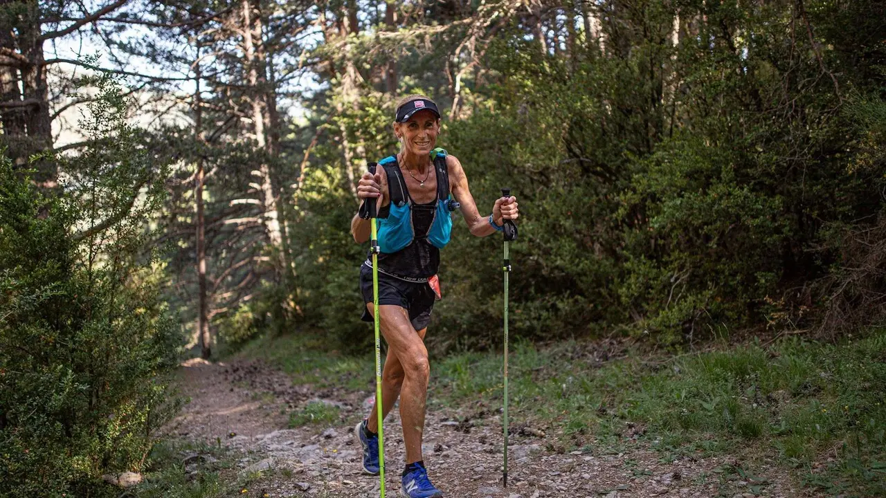 N&uacute;ria Sierra avanza con paso firme hacia la meta del Gran Trail Sobrarbe. Foto: John Ortiz