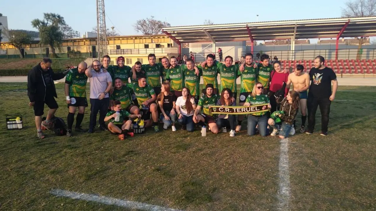 El equipo senior del Club Rugby Teruel posa en una foto de familia tras un partido. | Foto: Club Rugby Teruel