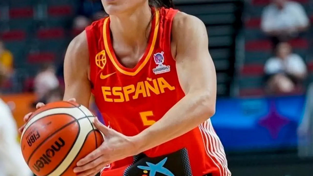 La zaragozana Cristina Ouvi&ntilde;a con la camiseta de la selecci&oacute;n. Foto: FEB