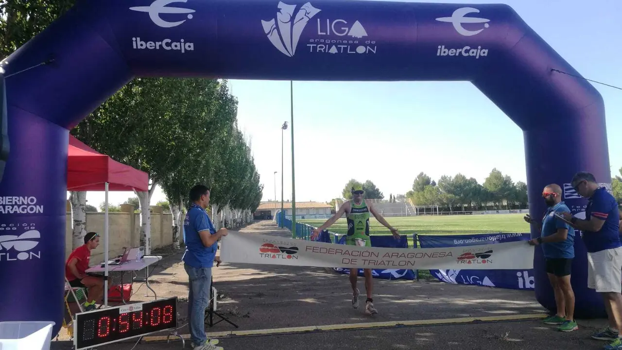 Eduardo Navarro entra en meta y gana la nueva edici&oacute;n del triatl&oacute;n de S&aacute;daba. Foto: Javier Mart&iacute;nez 'El brujo'