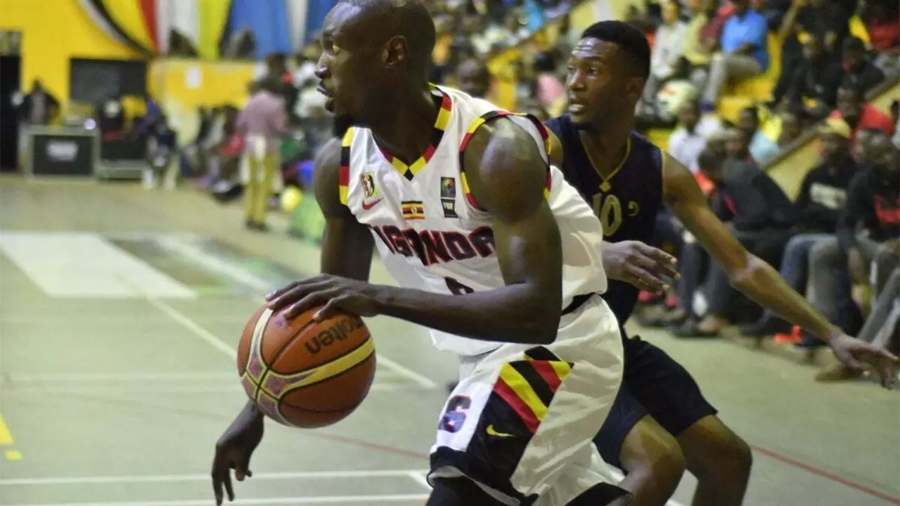 Robinson Opong en una acci&oacute;n con su selecci&oacute;n, Uganda | Foto: FUBA Uganda