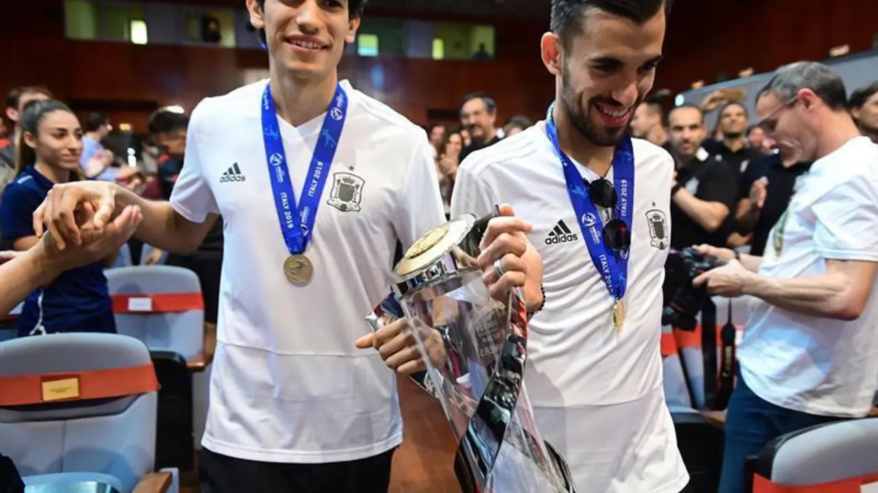 Los jugadores de la selecci&oacute;n espa&ntilde;ola de f&uacute;tbol sub-21 Jes&uacute;s Vallejo (i) y Dani Ceballos (d) a su llegada este lunes a la Ciudad del F&uacute;tbol de Las Rozas donde el combinado espa&ntilde;ol ha recibido un homenaje tras proclamarse ayer campe&oacute;n de Europa al vencer a Alemania en el campeonato de Europa que se ha disputado en Italia. EFE/Fernando Villar