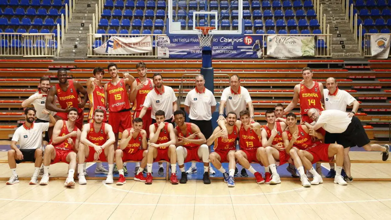Los 15 convocados de Espa&ntilde;a U20 m&aacute;s el cuerpo t&eacute;cnico | Foto: FEB