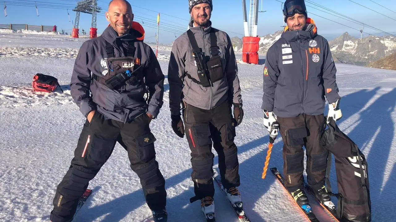 T&eacute;cnicos del Cetdi Arag&oacute;n de esqu&iacute; alpino en la concentraci&oacute;n en Les Deux Alpes. Foto: Cetdi Arag&oacute;n