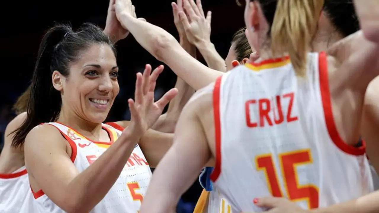Cristina Ouvi&ntilde;a, celebra el t&iacute;tulo con Espa&ntilde;a | Foto: EFE