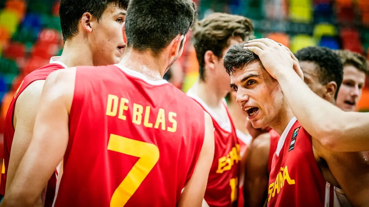 Carlos Aloc&eacute;n felicitado por sus compa&ntilde;eros con Diego de Blas de espaldas | Foto: FIBA
