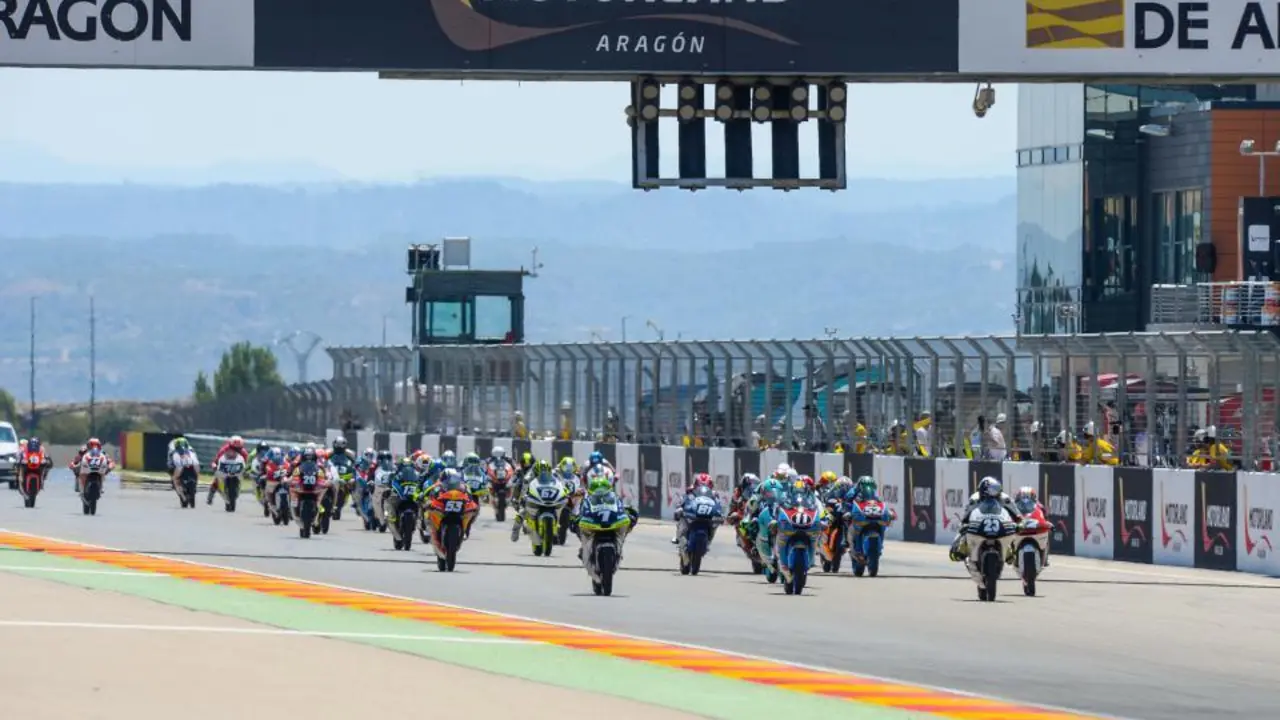 Salida de la carrera de Moto3 en el FIM CEV, el a&ntilde;o pasado en MotorLand. Foto: Agency Sport Media