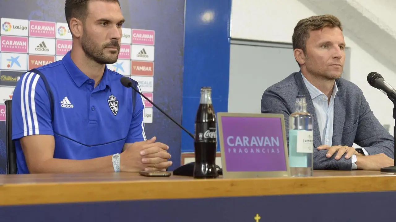 Atienza, en la imagen, ha sido presentado como jugador del Real Zaragoza en compa&ntilde;&iacute;a de Lalo. Foto: Real Zaragoza