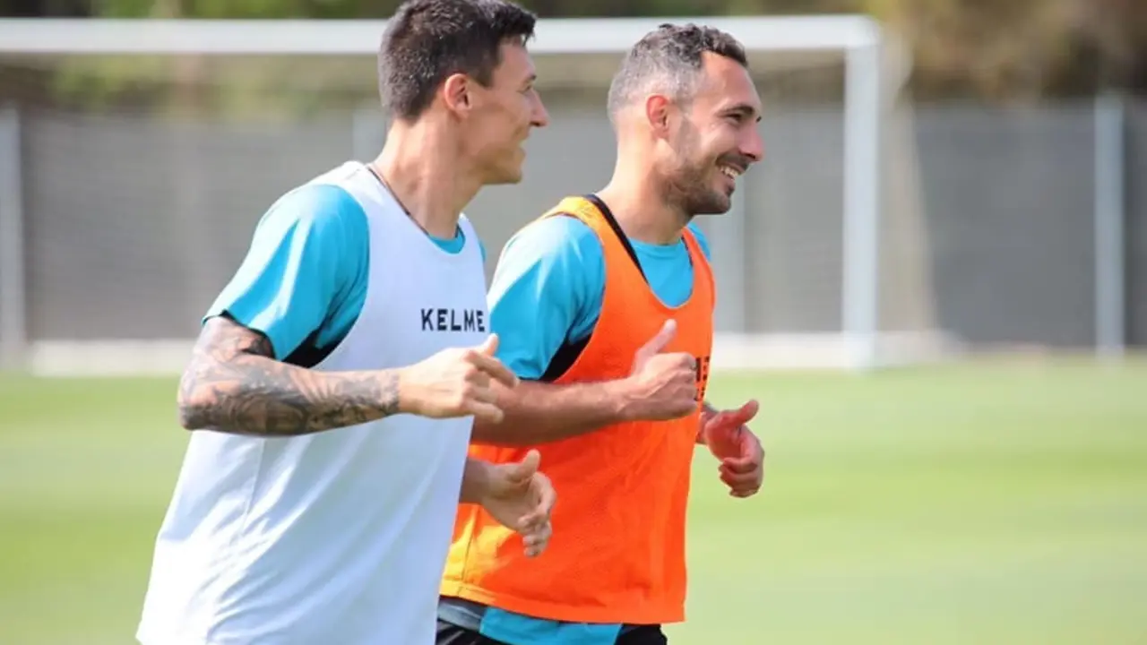 Musto y Ferreiro hablan en un entrenamiento de pretemporada de la SD Huesca | Foto: SD Huesca