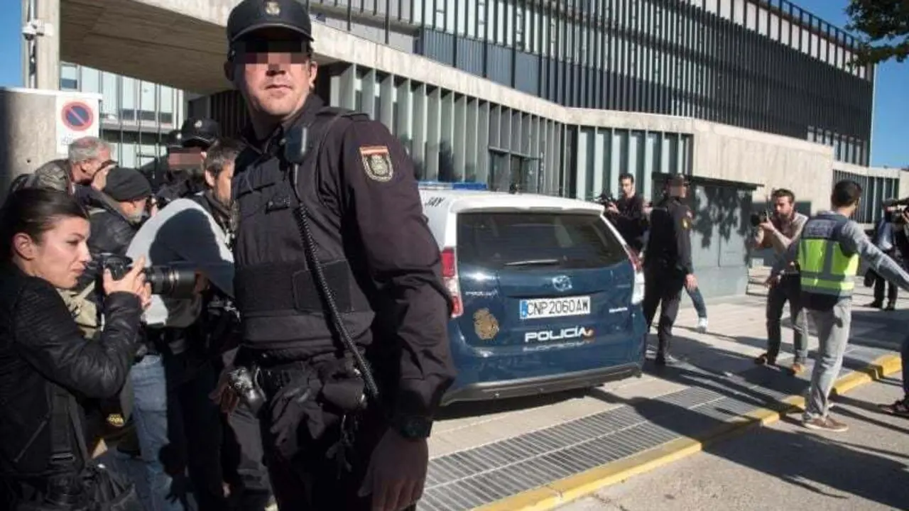 Los detenidos por la Oikos llegar&aacute;n al juzgado de Huesca escoltados por veh&iacute;culos policiales | Foto: EFE