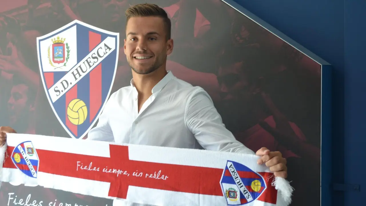 El nuevo portero el Huesca &Aacute;lvaro Fern&aacute;ndez posa con la bufanda del Huesca en el t&uacute;nel de acceso al campo. Foto: Sportaragon 
