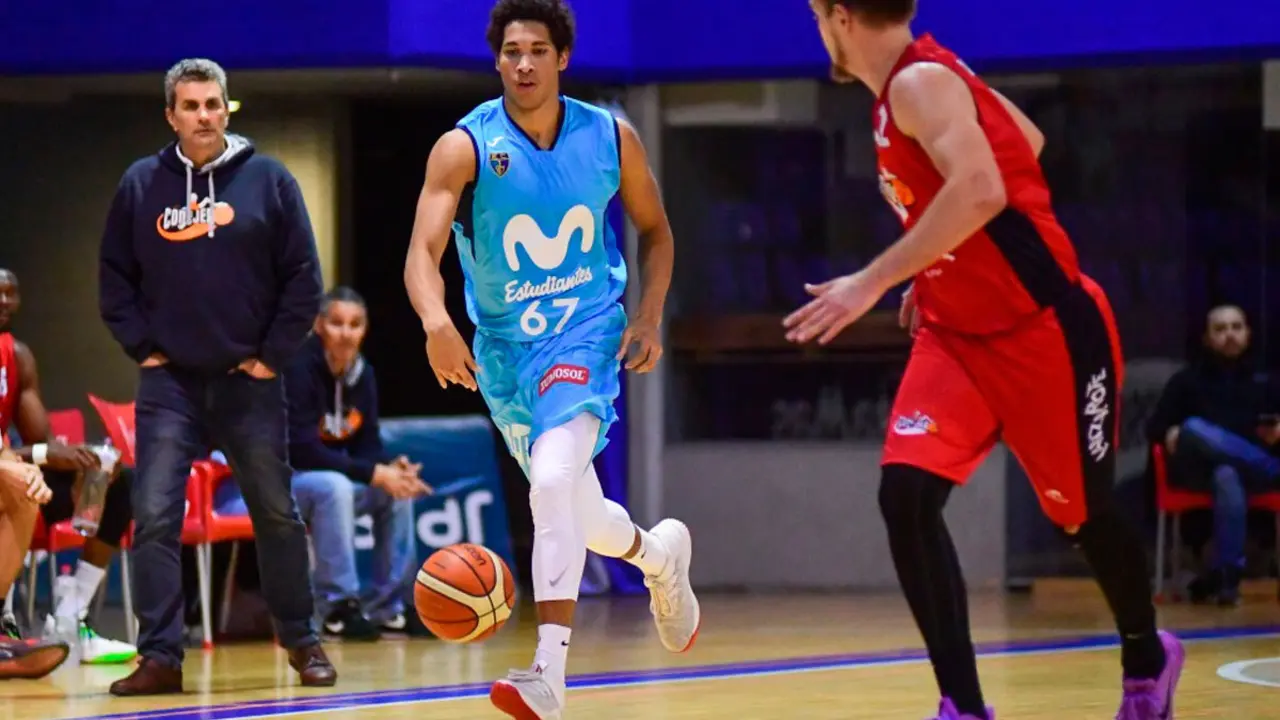 Alex Tamayo durante un partido con su club en liga EBA | Foto: Estudiantes