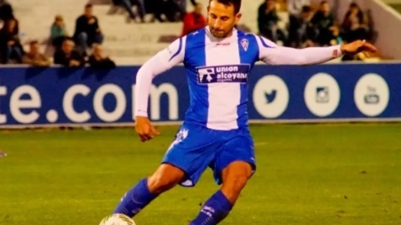 Carlos Barreda, con la camiseta del Alcoyano