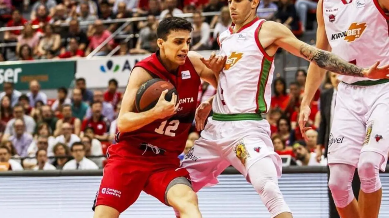 Aloc&eacute;n, en el play off ante Baskonia. Foto: Esther Casas/Tecnyconta Zaragoza