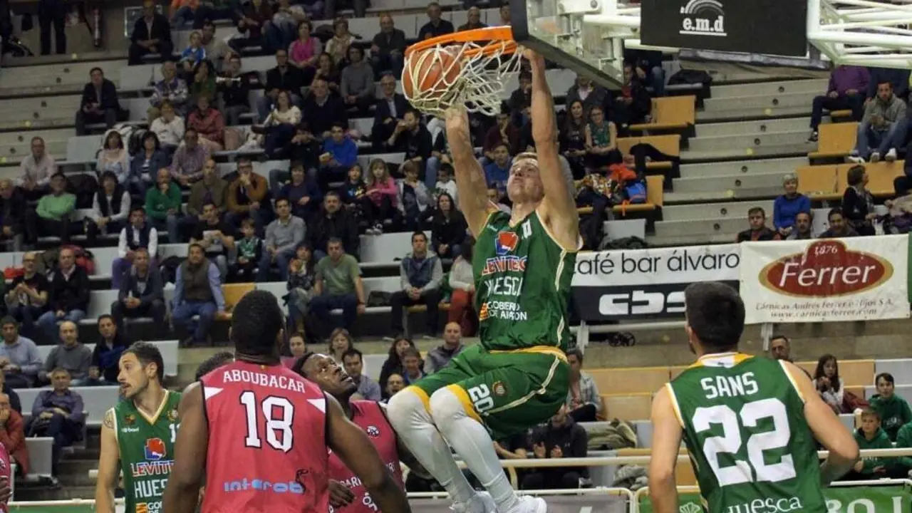 Nurger machaca el aro de Valladolid con Sans y Gjuroski de testigos. Foto: C.Pascual