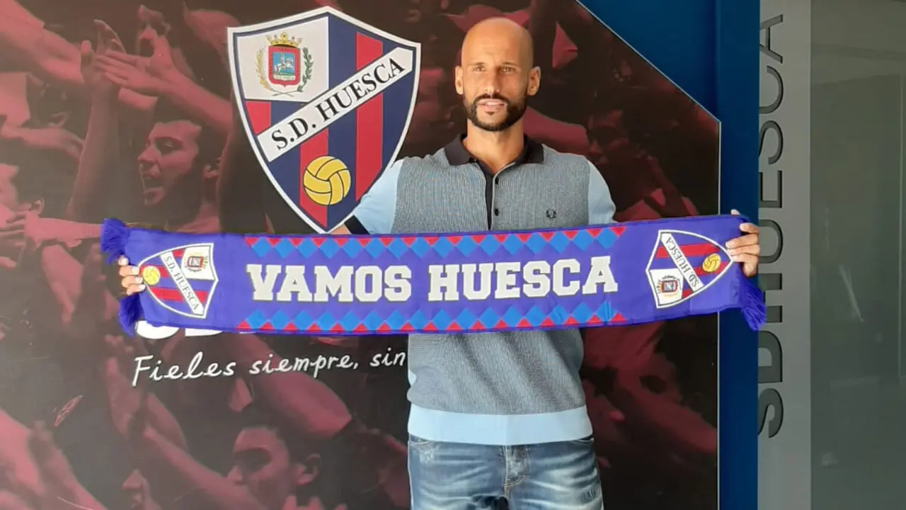 Mikel Rico en su presentaci&oacute;n como jugador de la SD Huesca en el inicio de su tercera etapa en el club. | Foto: Alberto Lizaldez - SPORTARAGON