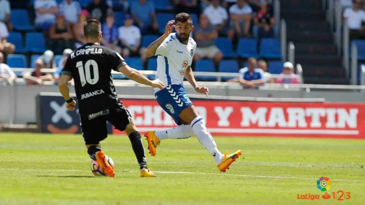 Alberto Jim&eacute;nez, indiscutible en la defensa del Tenerife, despierta el inter&eacute;s de la SD Huesca | Foto: LaLiga