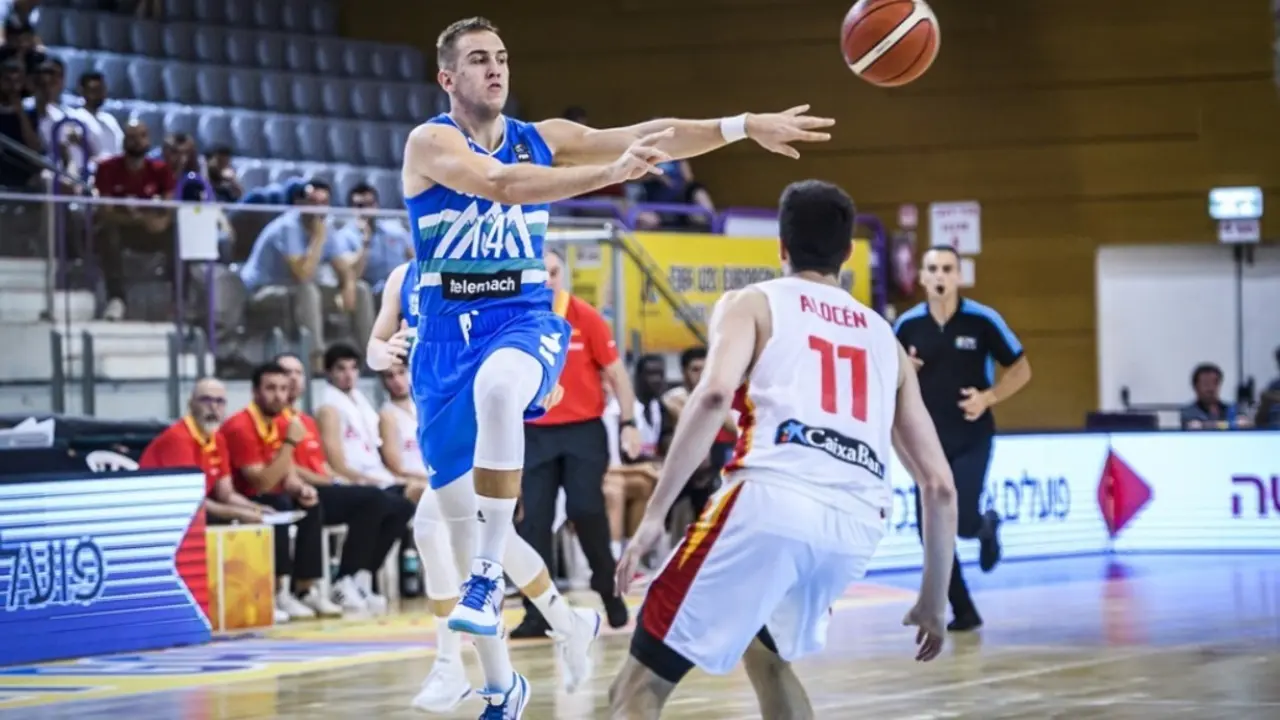 Carlos Aloc&eacute;n, de espaldas. Foto: FIBA