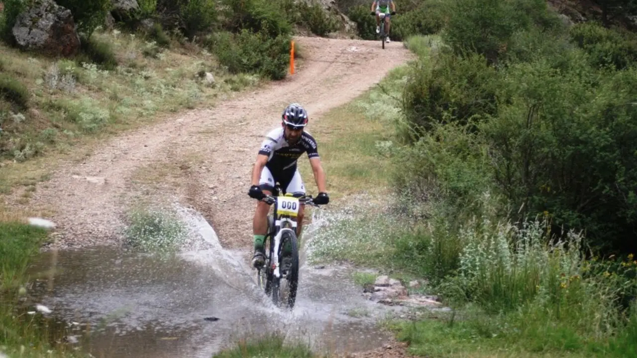 BTT Sierra Alta a su paso por Noguera de Albarrac&iacute;n, en la Sierra de Albarrac&iacute;n/Foto:Entretenimiento de Altura
