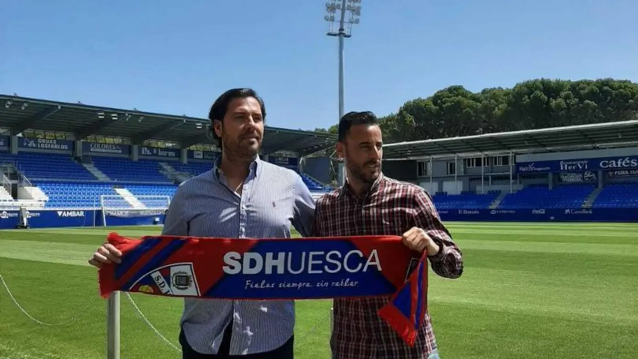 Pedro L&oacute;pez, sobre el c&eacute;sped del Alcoraz, con el director deportivo del Huesca. Foto: A. L.