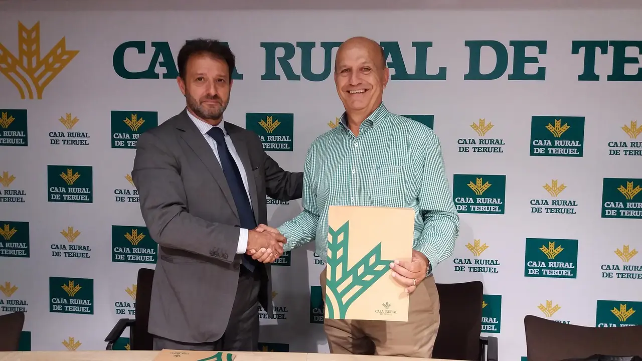 Juan Mangas, representante de la Caja Rural, y Carlos Ranera, presidente del CV Teruel, en la firma del compromiso de patrocinio /Foto: CV Teruel 