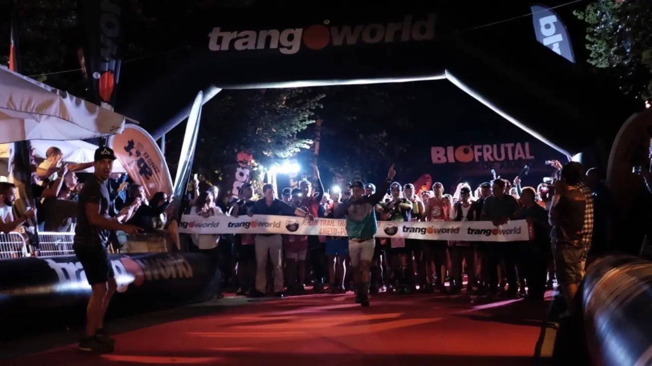 Los participantes del Gran Trail Aneto Posets 2019, segundos antes de dar los primeros pasos de la carrera de Benasque. Foto: Ra&uacute;l Gonz&aacute;lez