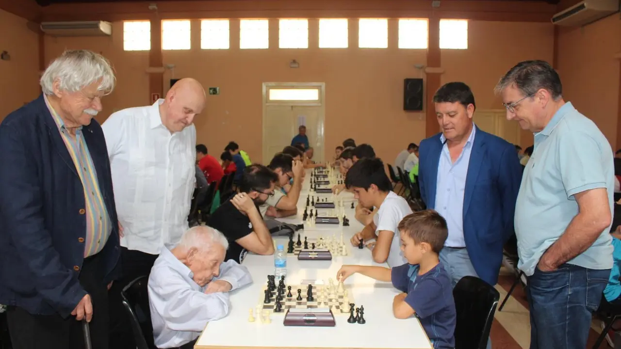 El veterano Juan Codina y el ni&ntilde;o Mateo Mendoza durante su partida de ajedrez en Alcubierre. Foto: Comarca de Los Monegros
