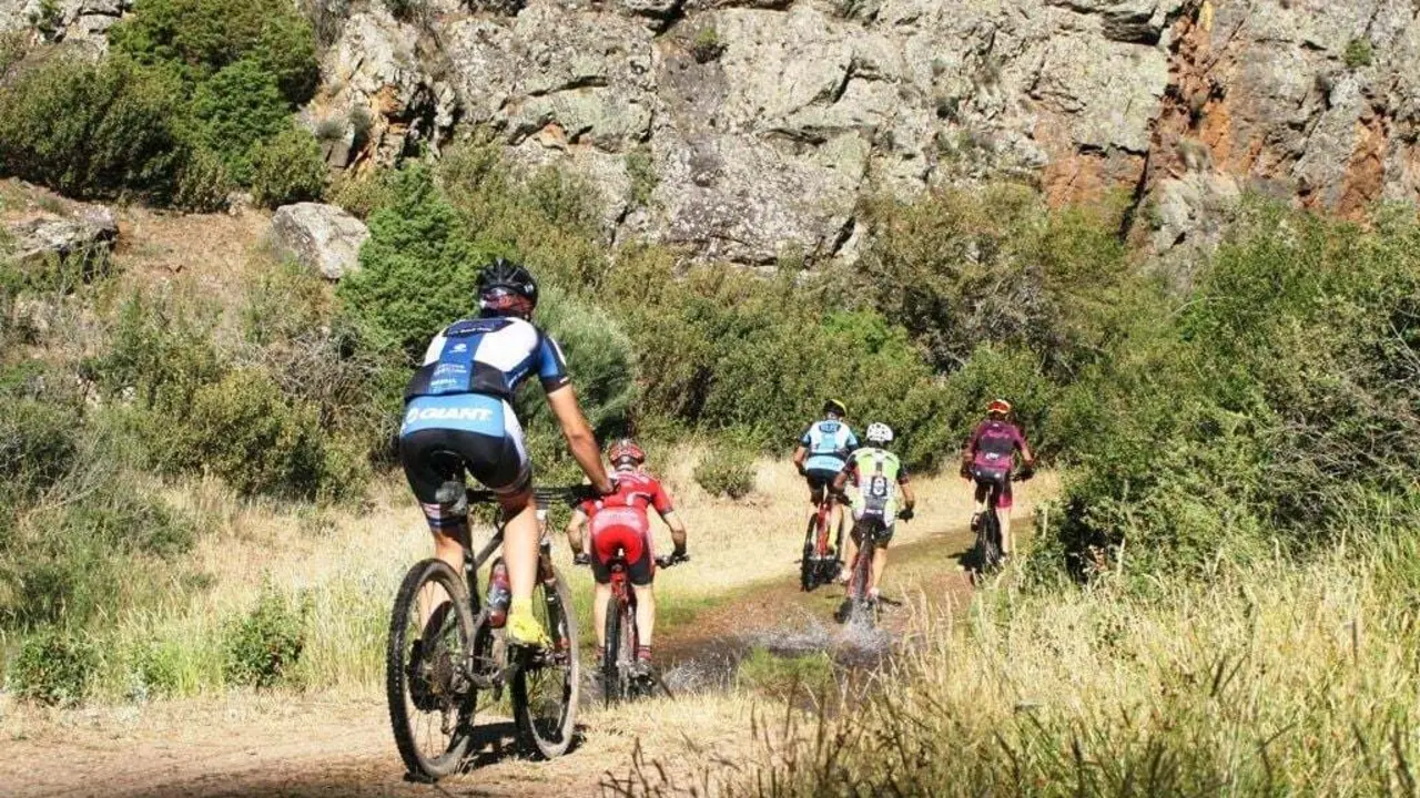 En la imagen, 'bikers' participando en la BTT Bronchales. Foto: Cedida
