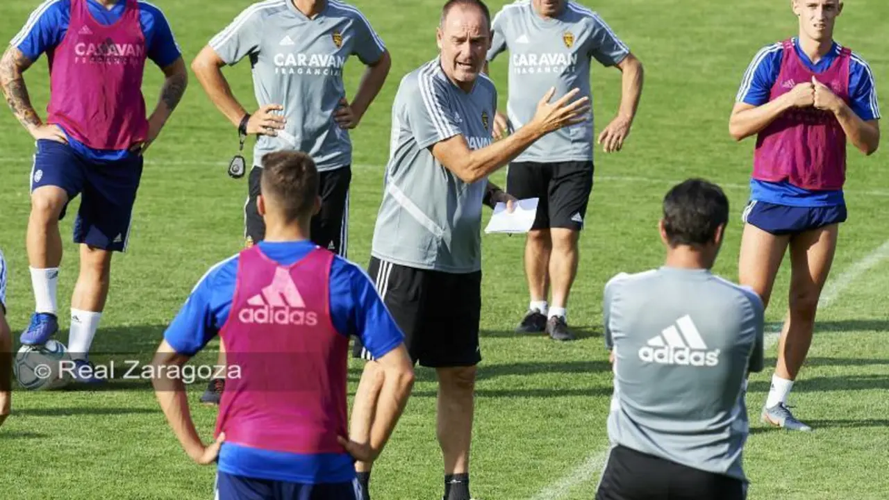 V&iacute;ctor Fern&aacute;ndez dirige una sesi&oacute;n de entrenamiento. Foto: Real Zaragoza