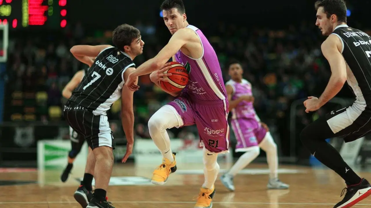 Nedim Dedovic penetrando a canasta el pasado curso con Araberri | Foto: FEB