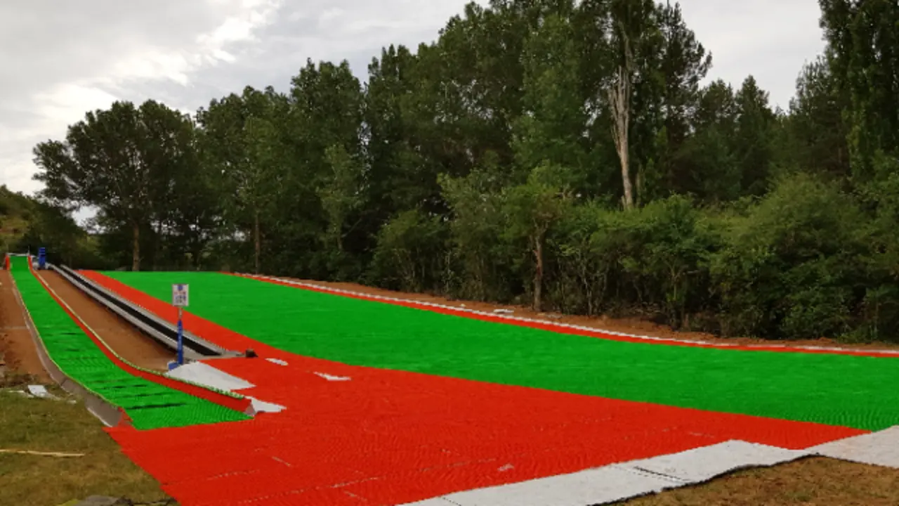 Imagen de la pista de esqu&iacute; sint&eacute;tica que se ubica en la localidad turolense de Alcal&aacute; de la Selva. | Foto: Mes&oacute;n de la Nieve