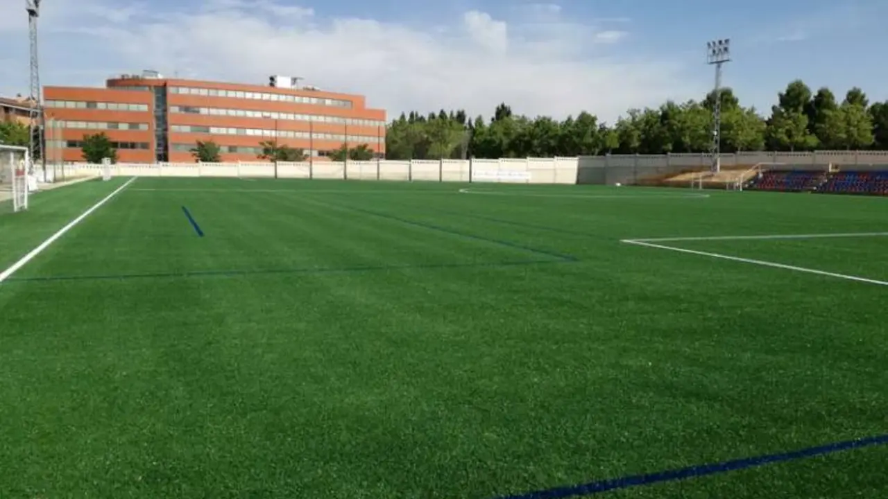 Nuevo c&eacute;sped instalado en el campo Luis Milla de Teruel | Foto: Mondo Ib&eacute;rica