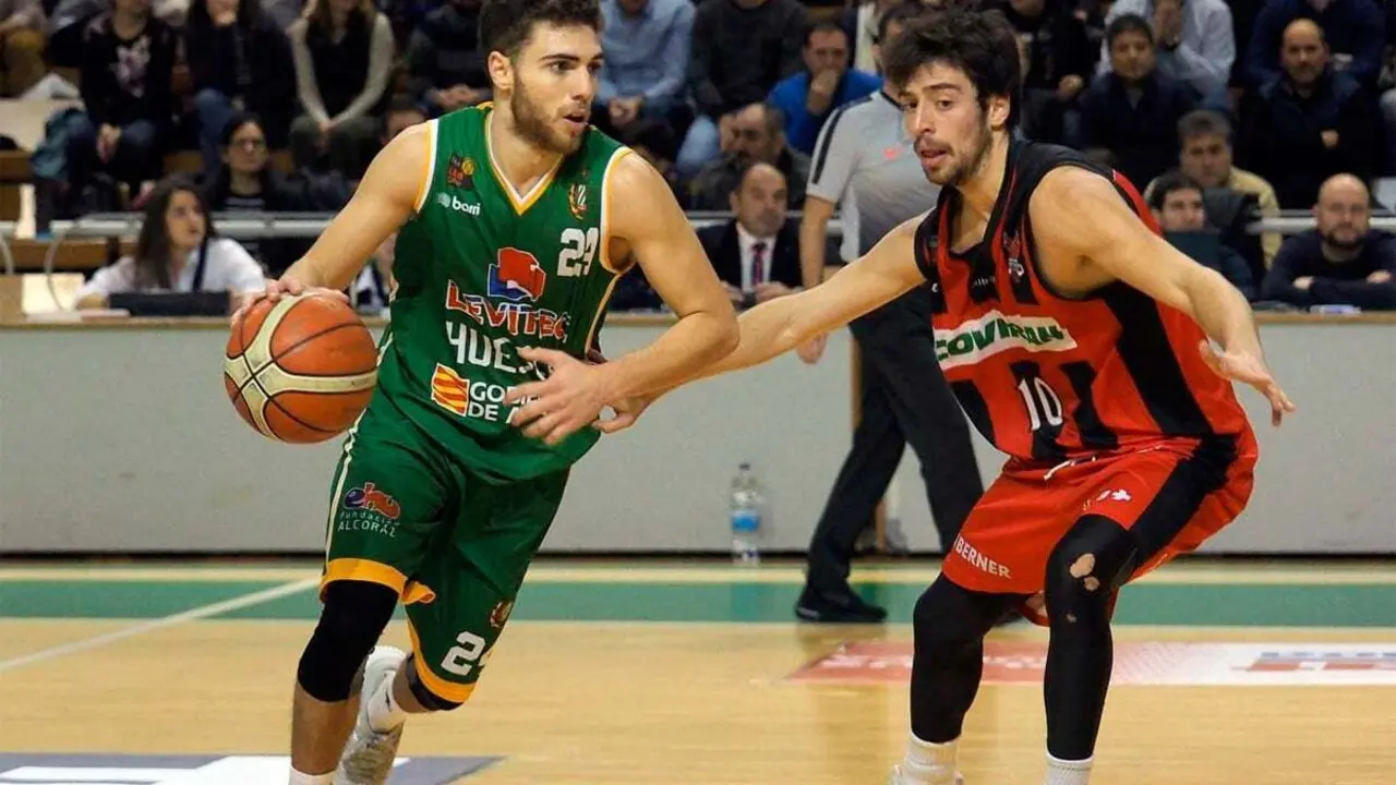 Dani Garc&iacute;a durante una acci&oacute;n ante Granada en la pasada temporada | Foto: C.Pascual