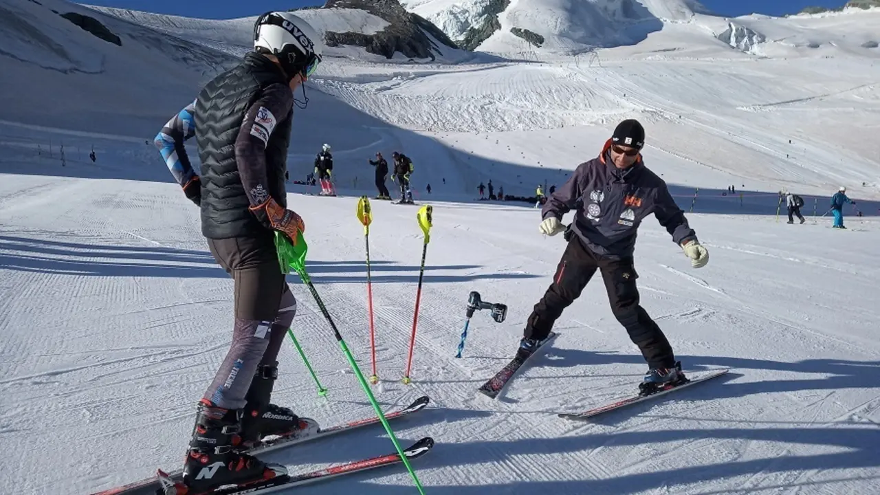 Imagen de una de las correcciones sobre la nieve suiza de Saas Fee. Foto: rfedi