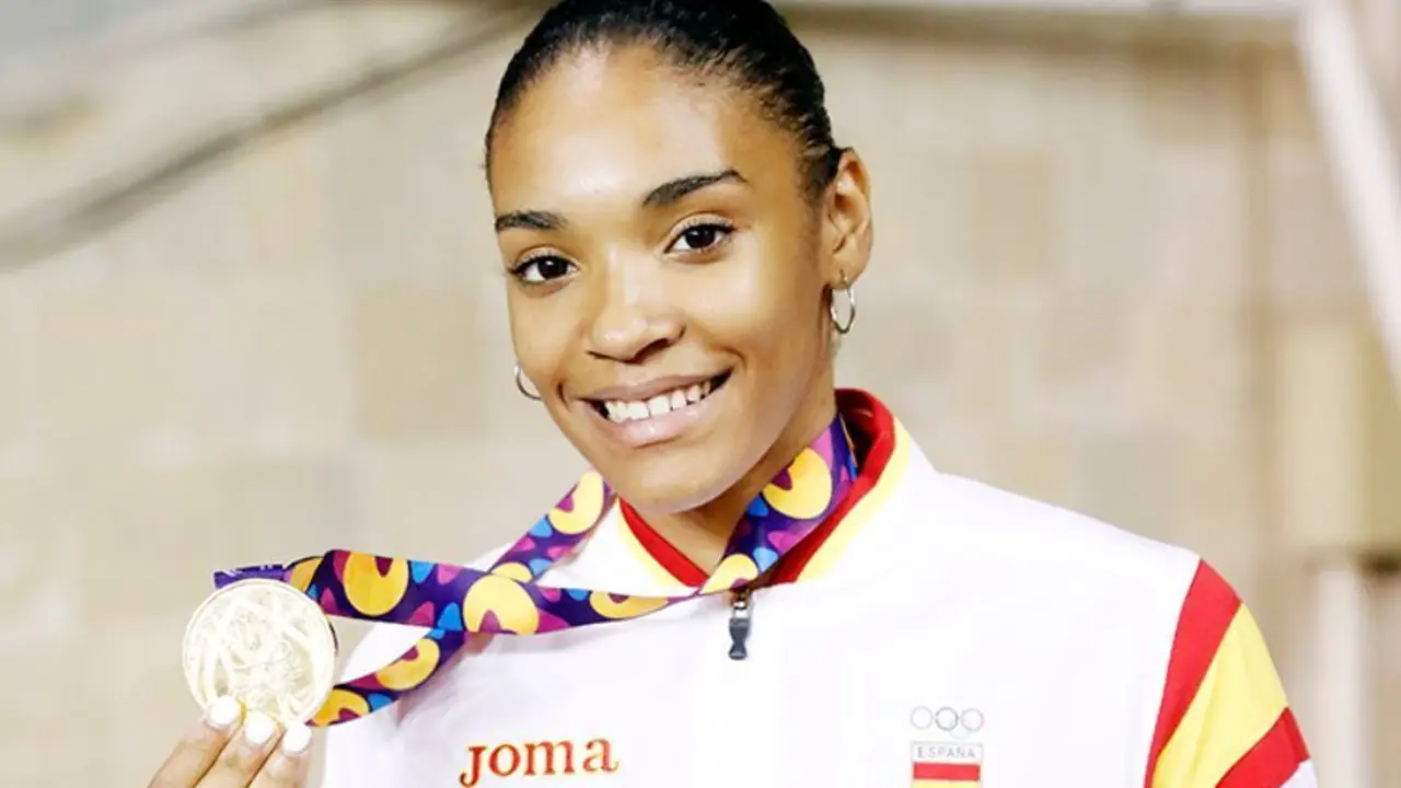 Salma Paralluelo luce su medalla de oro lograda en los 400 vallas en el FOJE