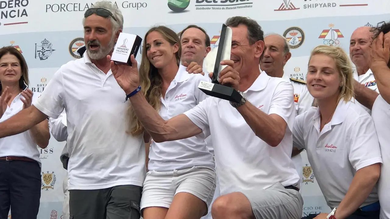 Carmen Herrero (segunda por la izquierda) recibe el segundo premio del trofeo Su Majestad La Reina. | Foto: instagram