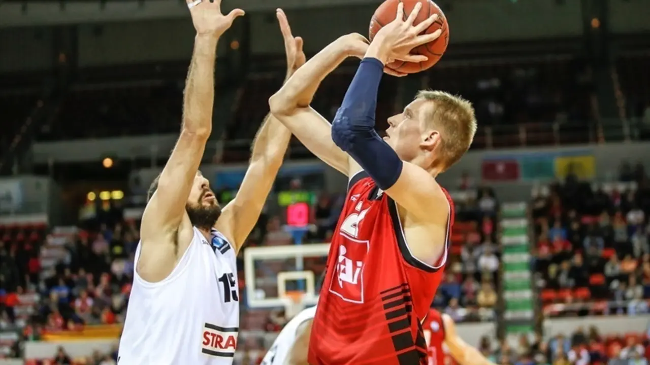 Robin Benzing, en el partido de Eurocup en casa ante el Szolnoki Olaj. Foto: Esther Casas/Basket Zaragoza