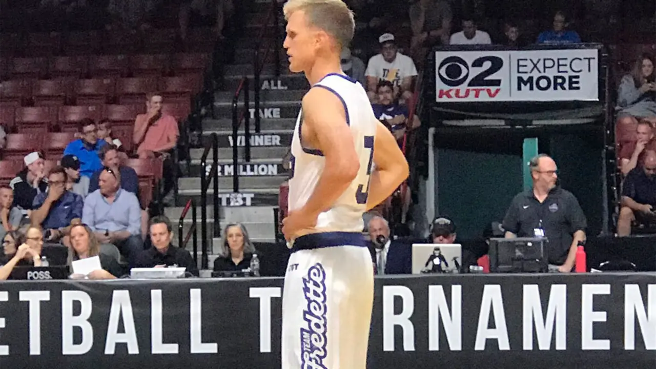 Tyler Haws antes del salto inicial del primer partido de Team Fredette | Foto: @drewjay