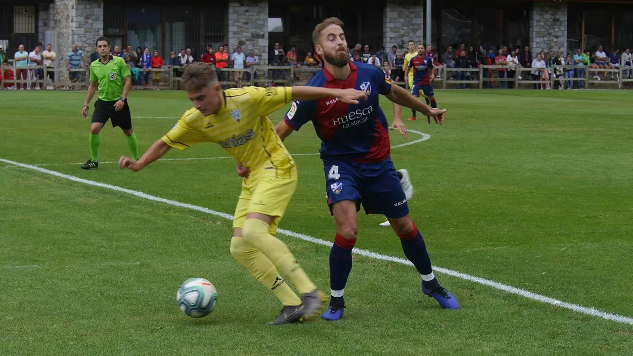 El capit&aacute;n de la SD Huesca, Jorge Pulido, pelea un bal&oacute;n en el encuentro amistoso ante el Ejea | Foto: SD Huesca