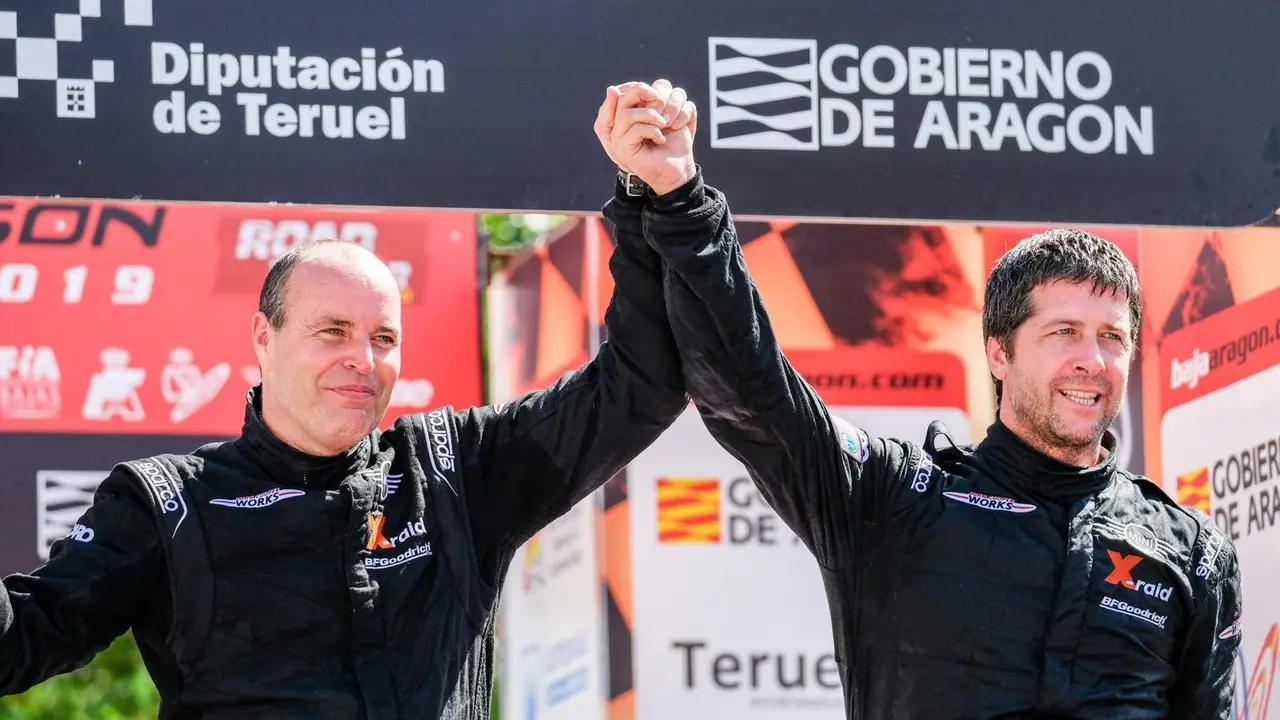 A la izquierda, Orlando Terranova ganador en coches de la Baja Arag&oacute;n. Foto: Cedida
