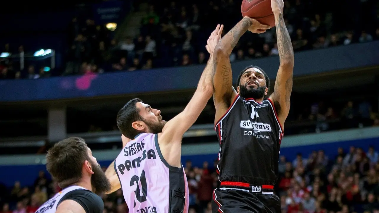 DJ Seeley, con el Lietuvos Ryas ante el ex ca&iacute;sta Joan Sastre (Valencia Basket). Foto: Rytas