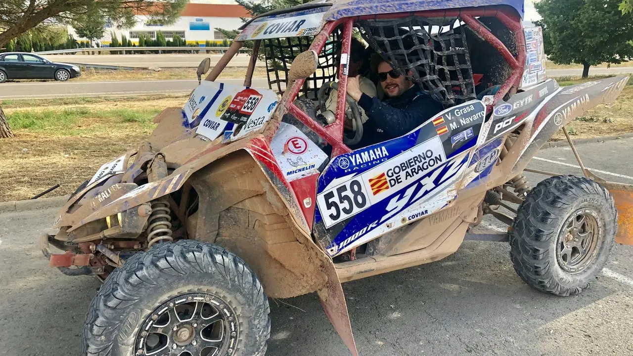 V&iacute;ctor Grasa y Manuel Navarro con su buggie en la Baja Arag&oacute;n. Foto: FADA