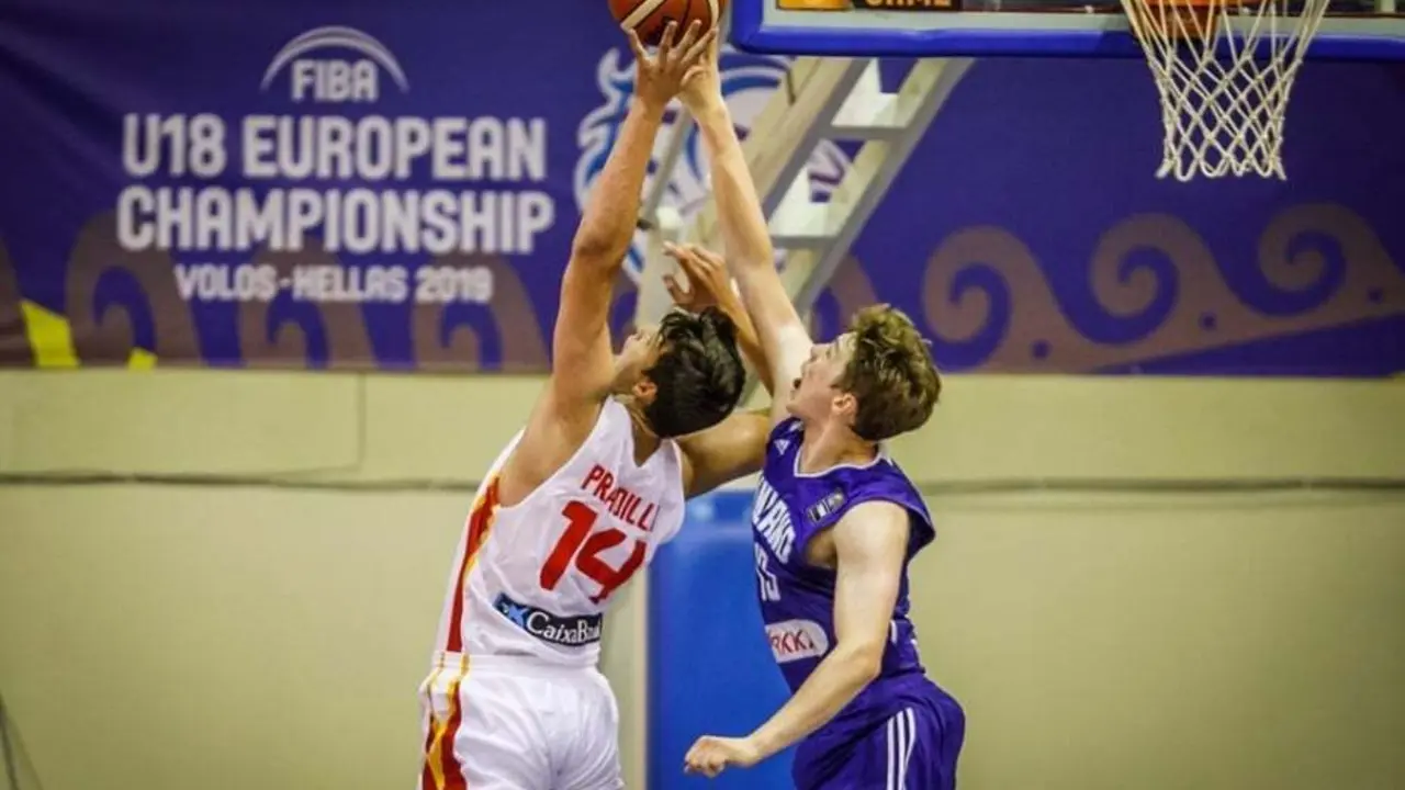 Jaime Pradilla lucha por un rebote. Foto: FIBA