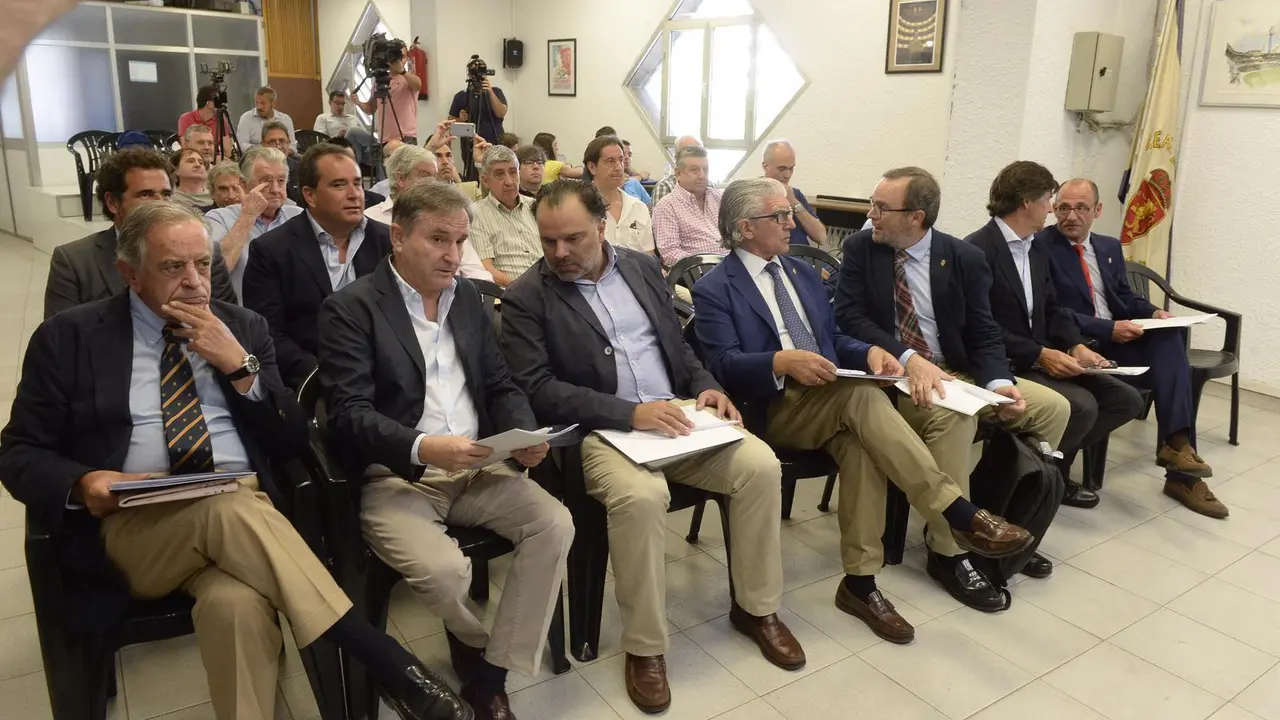 Junta Accionistas del Real Zaragoza en La Romareda. En el centro de la imagen, C&eacute;sar Alierta y Fernando de Yarza. En sus costados, Fernando S&aacute;inz de Varanda e Iribarren.  Foto: Real Zaragoza