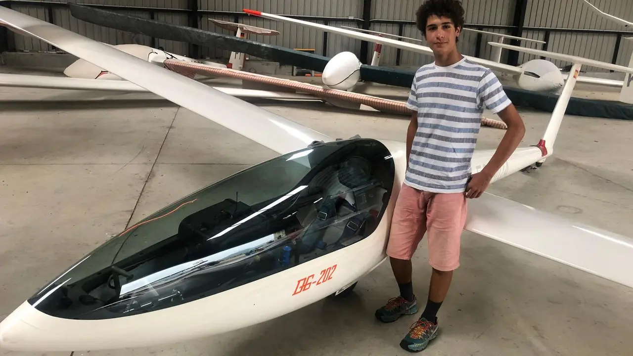 Nacho Burgos, en el aer&oacute;dromo de Santa Cilia desde donde vol&oacute; al puerto de la Bonaigua. Foto: Aer&oacute;dromo Santa Cilia