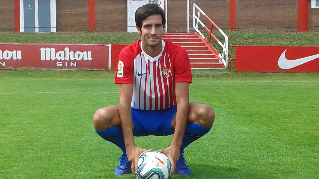 Marc Valiente el d&iacute;a de su presentaci&oacute;n con el Sporting | Foto: La Voz de Asturias