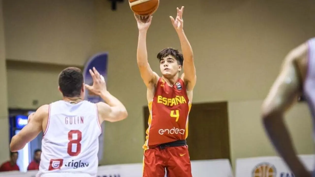 Javier Garc&iacute;a lanza a canasta en el partido de esta tarde. Foto: FIBA
