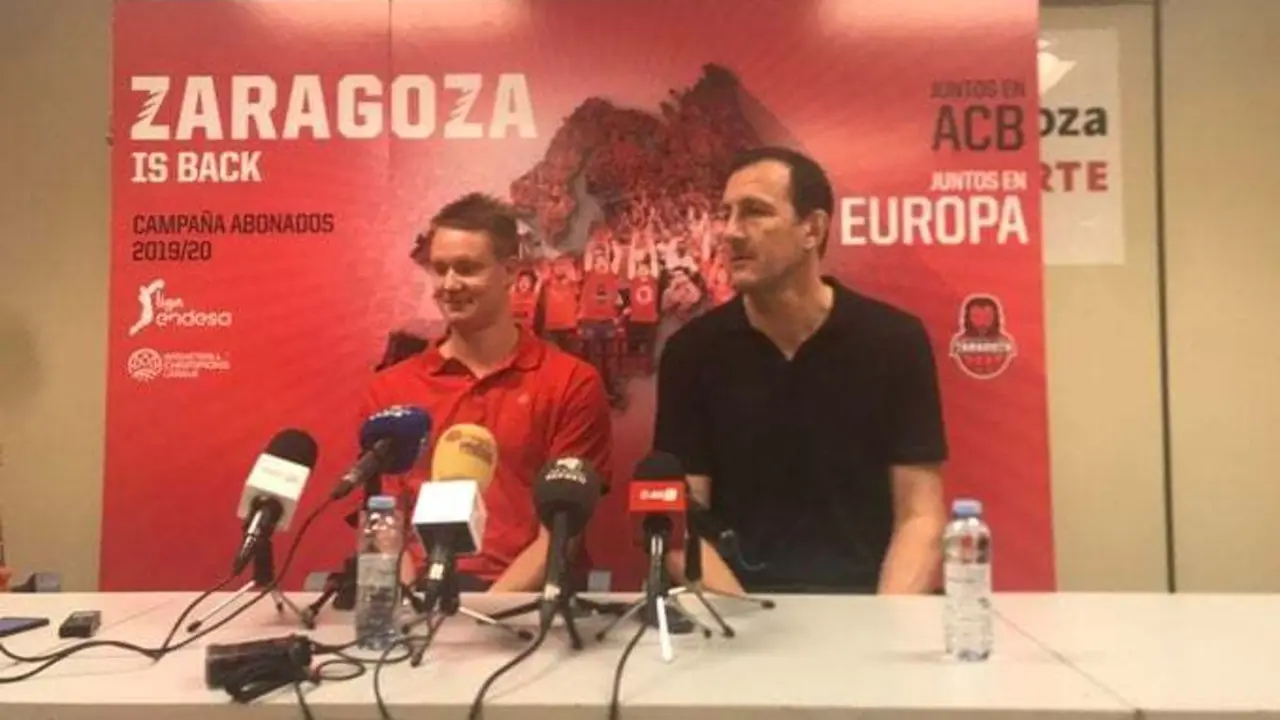 Robin Benzing, junto al director deportivo Pep Cargol. Foto: Basket Zaragoza