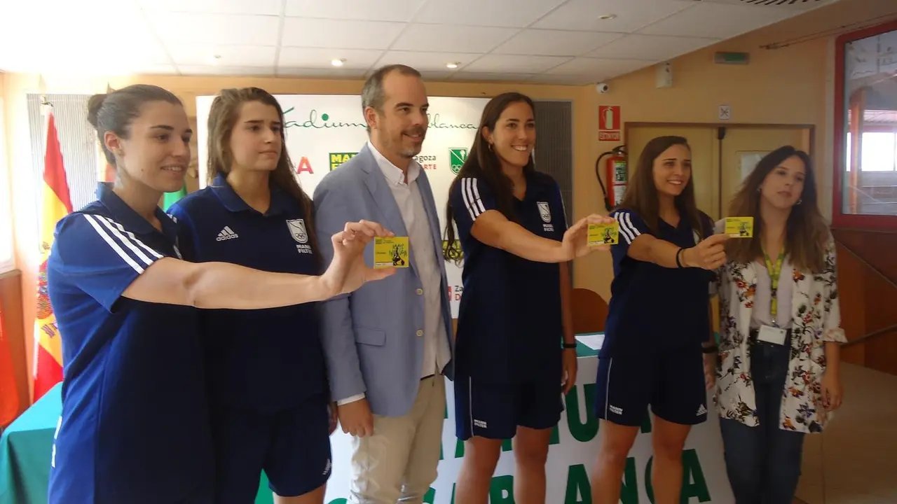 Las jugadoras Bea Navarro, Zoe Hern&aacute;ndez, Vega Gimeno e Irena Lahuerta, con el delegado Francho P&eacute;rez. Foto: SPORTARAGON