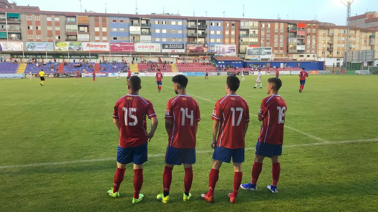 Varios jugadores del CD Teruel se preparan para saltar al campo en un encuentro de pretemporada | Foto: Isabel Traver 